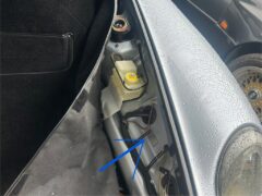 ポルシェフロントトランクの内張をはがした所