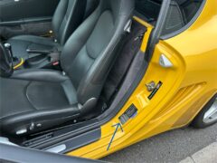 ポルシェ　車体のカラーコード記載ステッカー位置