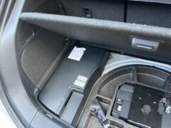 アウディやフォルクスワーゲンのトランクルーム下部に貼られているステッカー