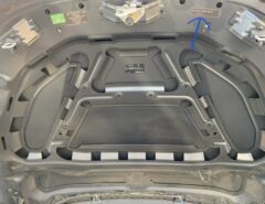 BMWボンネットのカラーコード記載ステッカー