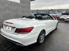 E400カブリオレのリアビュー