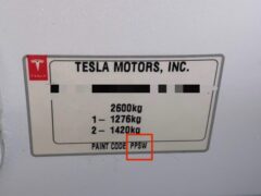 テスラのカラーコード記載ステッカー詳細