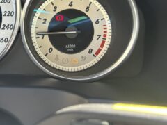 チェックランプの点灯したメーターパネル