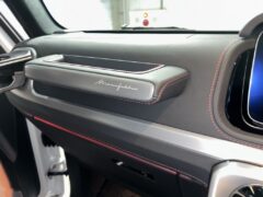 マヌファクトゥーアのロゴ入りグラブハンドル