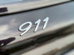 ボディリアの911ロゴ