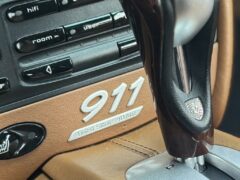 911カレラ4ミレニアムエディション（タイプ996）限定車を示すシリアルプレート