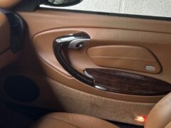 911カレラ4ミレニアムエディション（タイプ996）ウッドとレザーを使用したインテリア