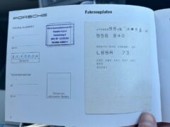 日本と同じ形式の保証書だが、オランダのディーラーの印が押されている