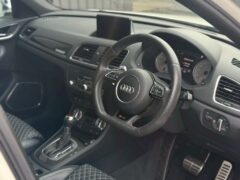 アウディRSQ3のステアリングまわり
