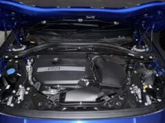 BMW120Mスポーツのエンジンルーム