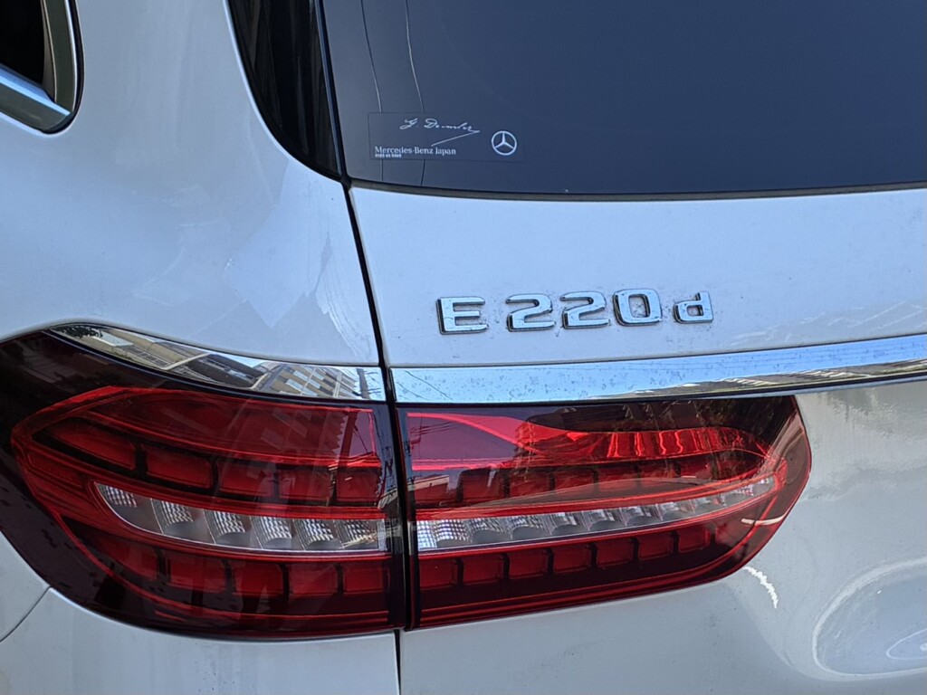 E220dエンブレム