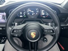 PDK車両のパドル付きステアリング